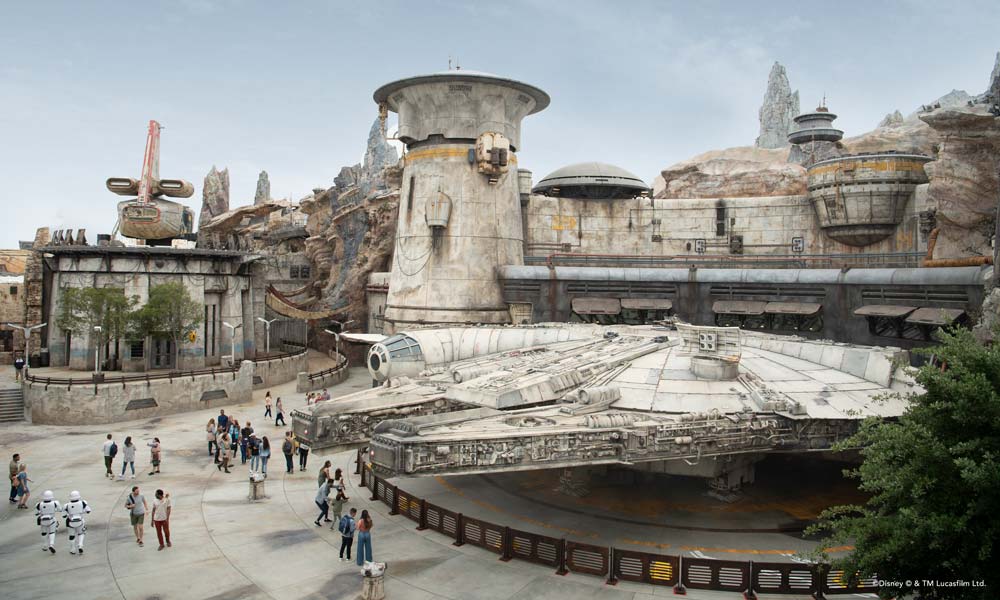 Star wars galaxy edge. Батуу Планета Звездные войны. Кантина Звездные войны парк.