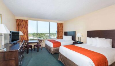 Hotel Ramada Gateway: Room With Two Beds And Tv With Table