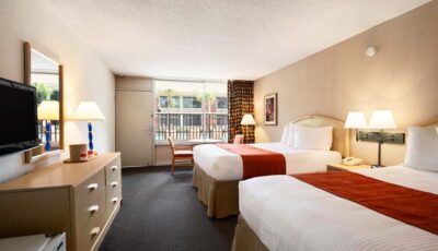Hotel Ramada Gateway: Room With Two Beds, Table And Tv